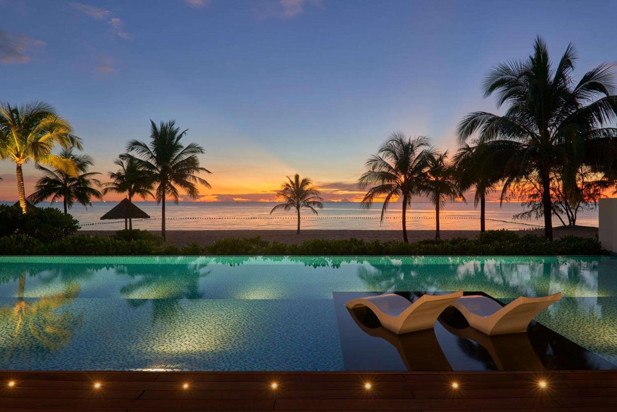 Moevenpick Villas & Residences Phú Quý Zewnętrze zdjęcie Sunset at the beach