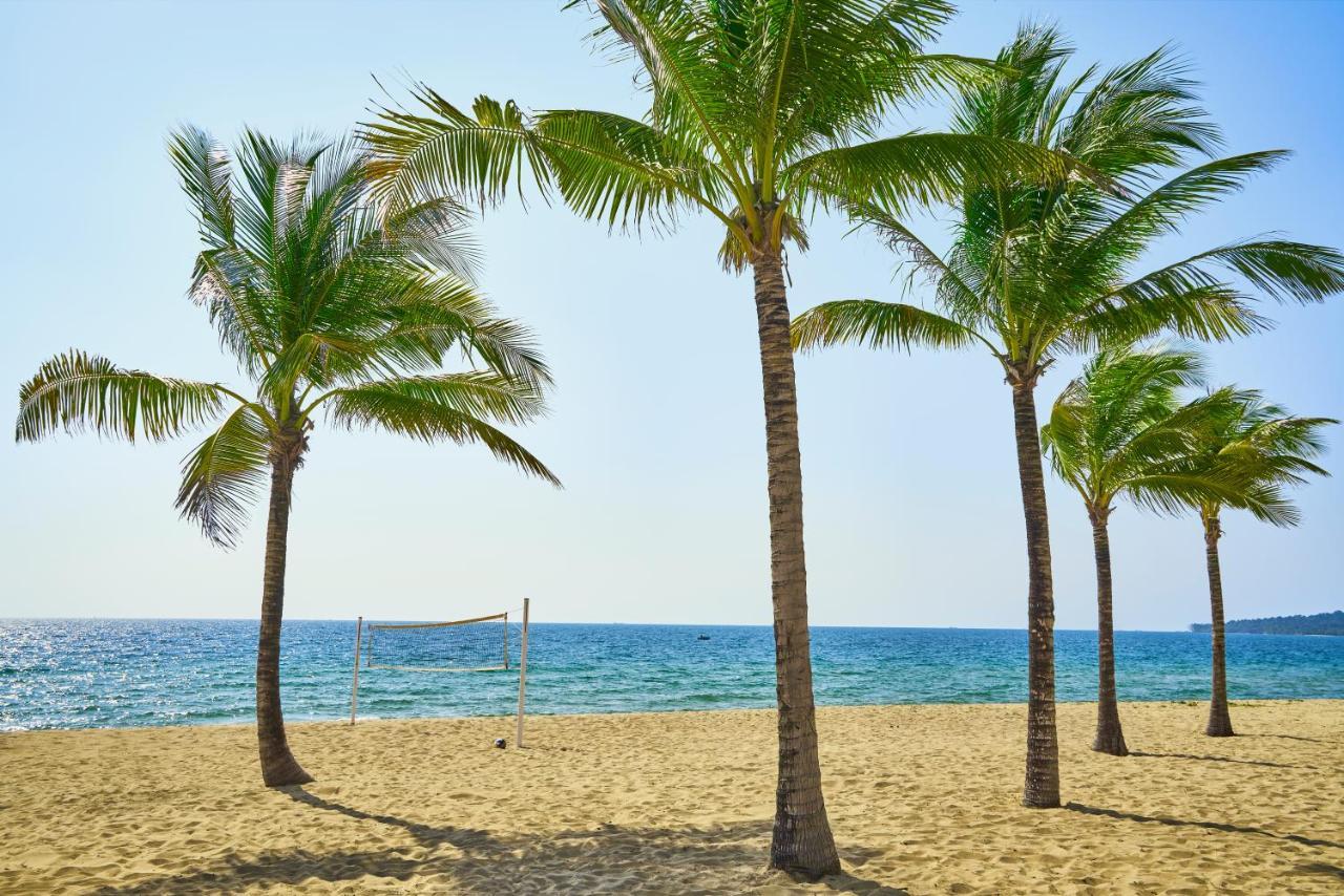 Moevenpick Villas & Residences Phú Quý Zewnętrze zdjęcie Palm trees on the beach