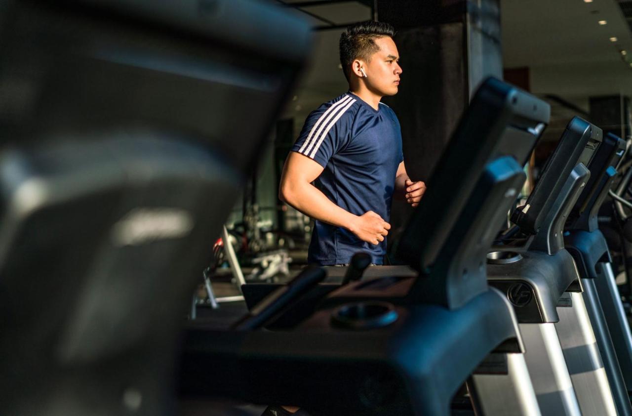Moevenpick Villas & Residences Phú Quý Zewnętrze zdjęcie A man running on a treadmill